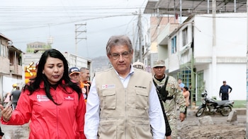 Mano derecha de César Acuña dirige programa en gobierno de Fujimori y contrató a aportantes que financiaron su campaña