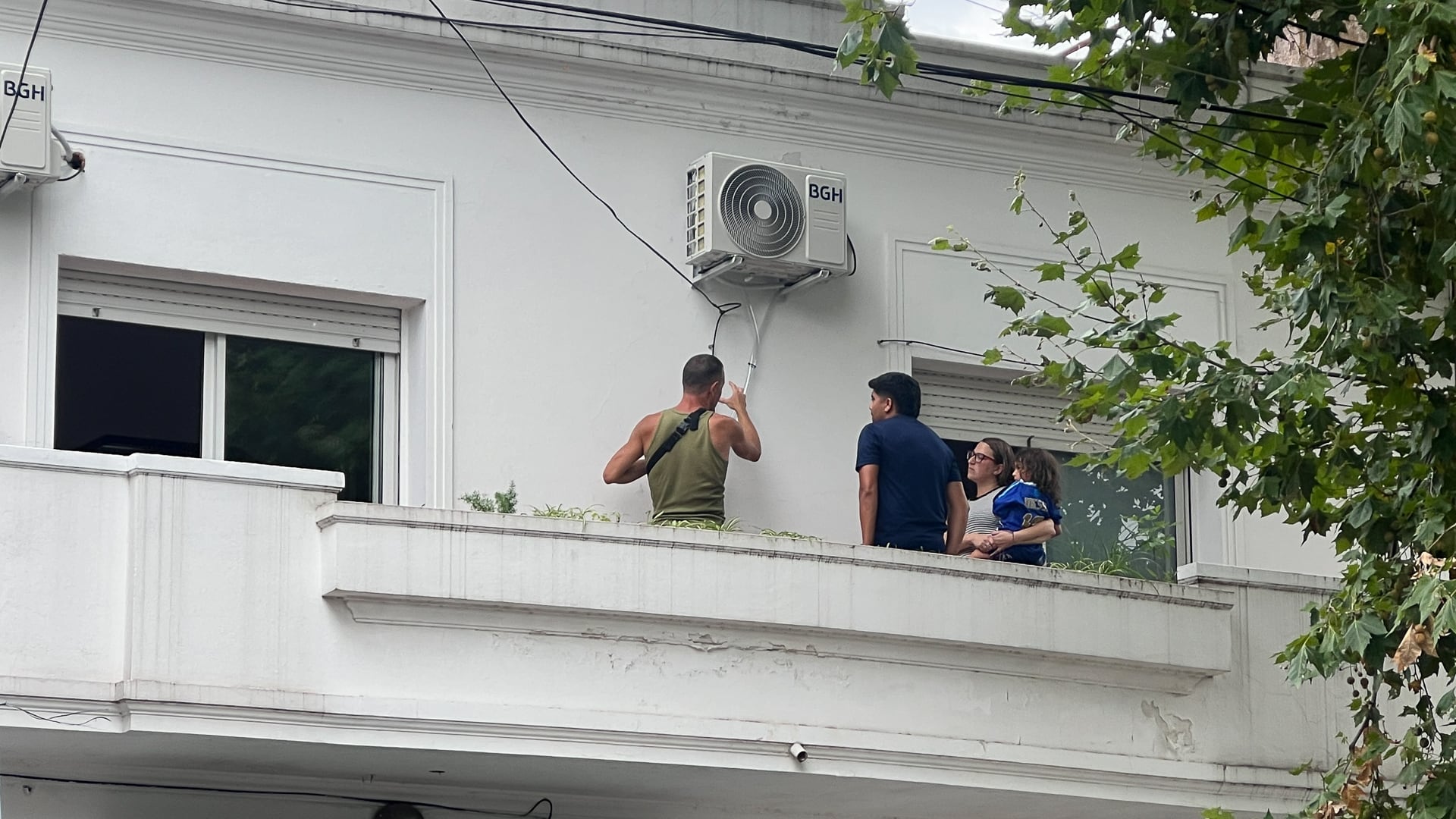 La gente salió a los balcones para hacer frente al calor (Gaston Taylor)
