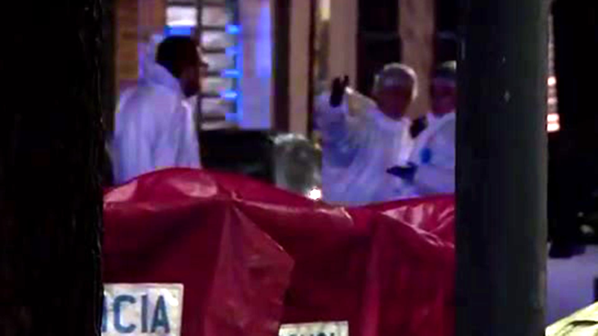 Los investigadores buscan el arma homicida.