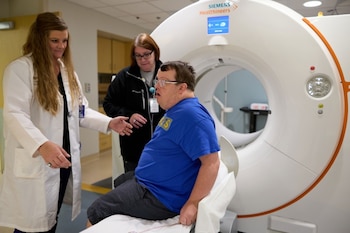 El Alzheimer puede comenzar en personas con síndrome de Down antes de los 50 años debido a la acumulación acelerada de proteína amiloide.