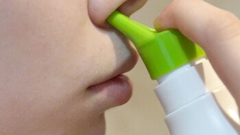 Una persona se limpia las