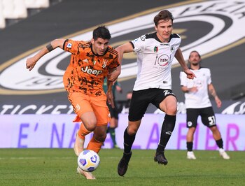 Ferrer disputándole un balón a