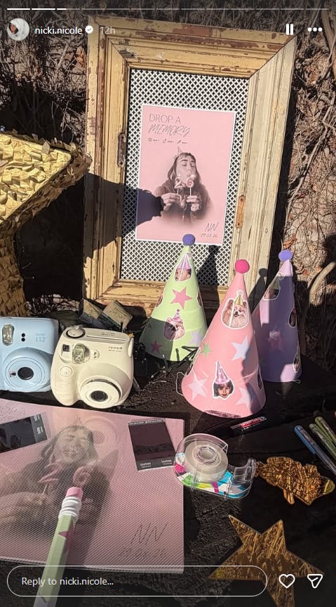 Entre gorros, cámaras analógicas y stickers temáticos, la cantante sorprendió a sus invitados para celebrar sus 26 años