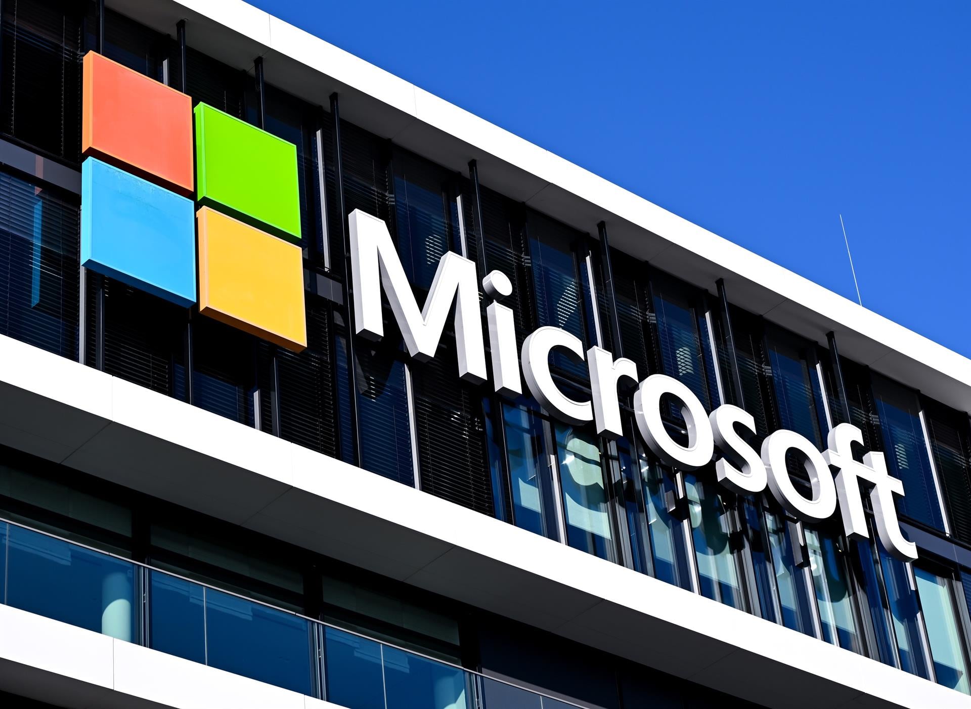 Jefe de IA de Microsoft señaló que una IA sin control podría terminar compitiendo con los humanos por recursos naturales.
