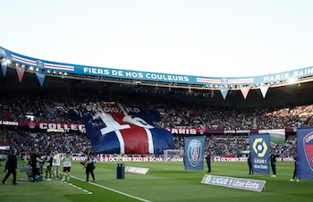 Homenaje de la afición del PSG a Sergio Rico (REUTERS).