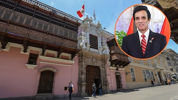 Retrato de un hombre en traje y corbata roja sobrepuesto a un edificio colonial rosa con balcones de madera, una puerta de piedra tallada y la bandera de Perú