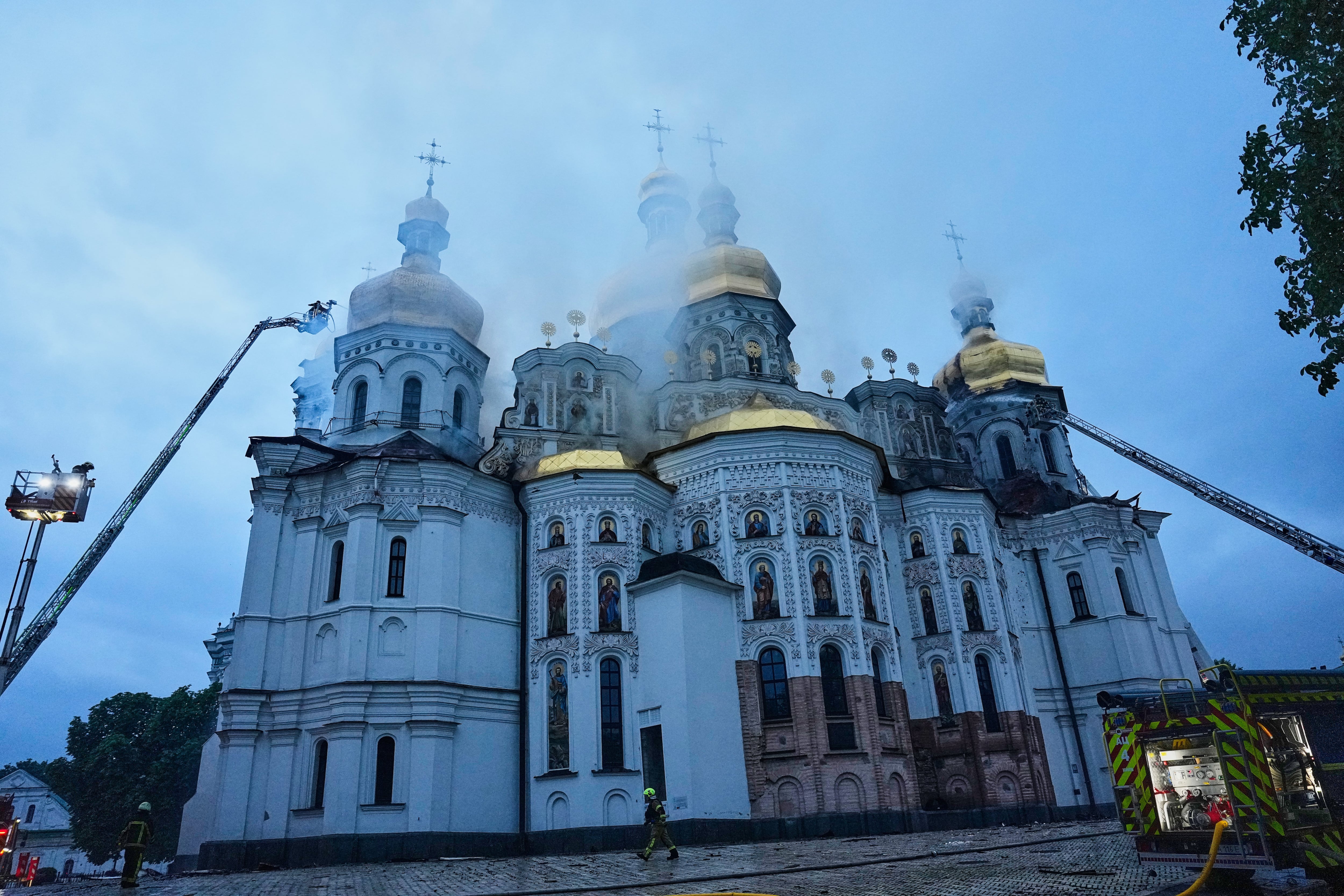 El Monasterio de las Cuevas de Kiev, inscrito en el Patrimonio Mundial de la Unesco, en llamas. El organismo condenó el ataque y se ofreció a ayudar a evaluar los daños al complejo. (AP Photo/Efrem Lukatsky)