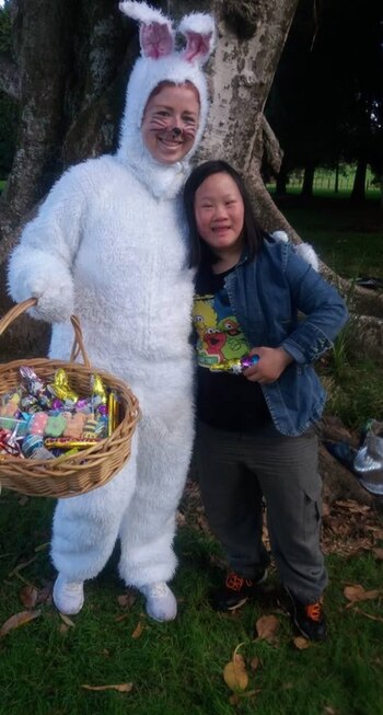 Lena junto a su mamá