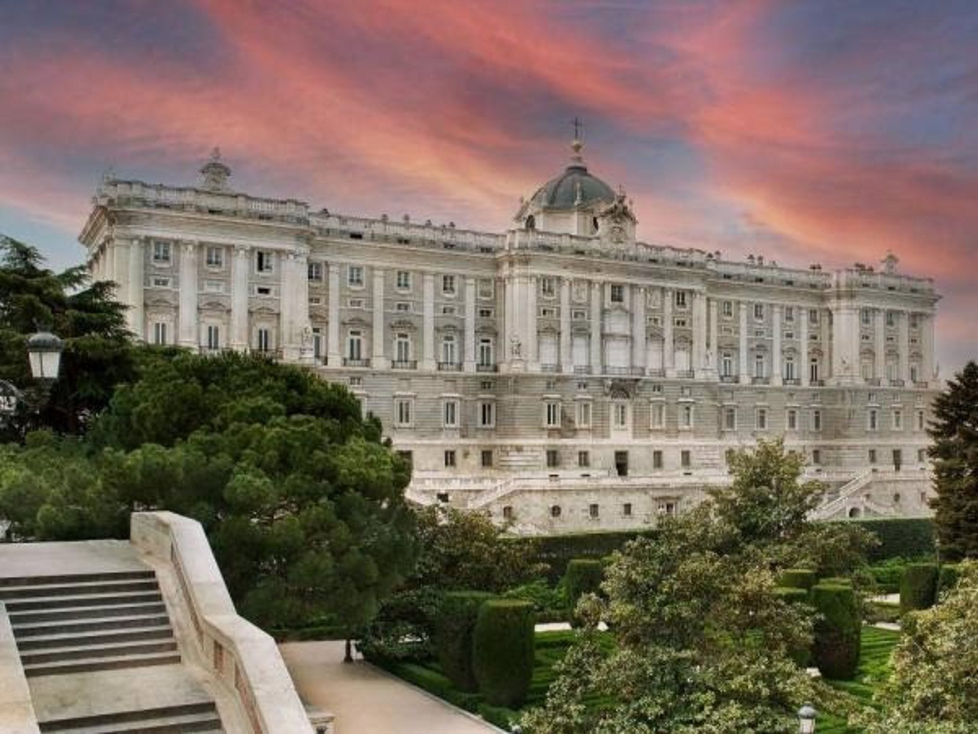 El Palacio Real se tiñe de rojo para celebrar la victoria de España en el Mundial