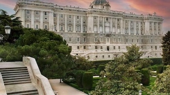 El Palacio Real se tiñe de rojo para celebrar la victoria de España en el Mundial