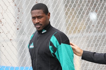 El acuerdo judicial contempla que Antonio Brown se declare culpable de agresión agravada y cumpla libertad condicional sin antecedentes penales (Foto AP/Lynne Sladky)