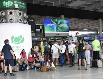 Un nuevo movimiento sísmico en el entorno del Etna dejó cierres viales y sumó presión sobre una jornada todavía inestable en el aeropuerto de Catania (EFE)