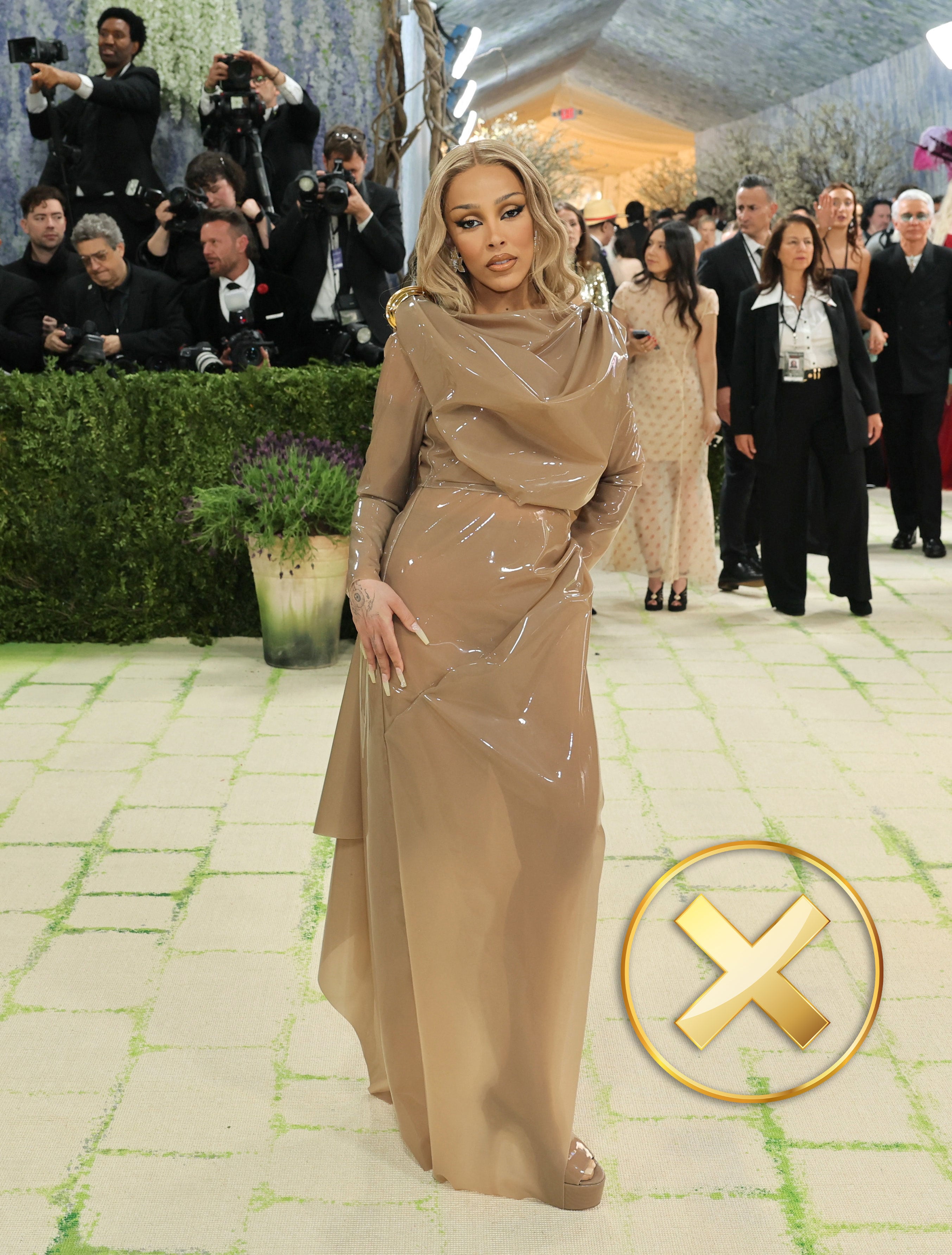 Doja Cat apostó por un material plástico brillante en tonos claros y uñas XL, una combinación que no convenció a los expertos