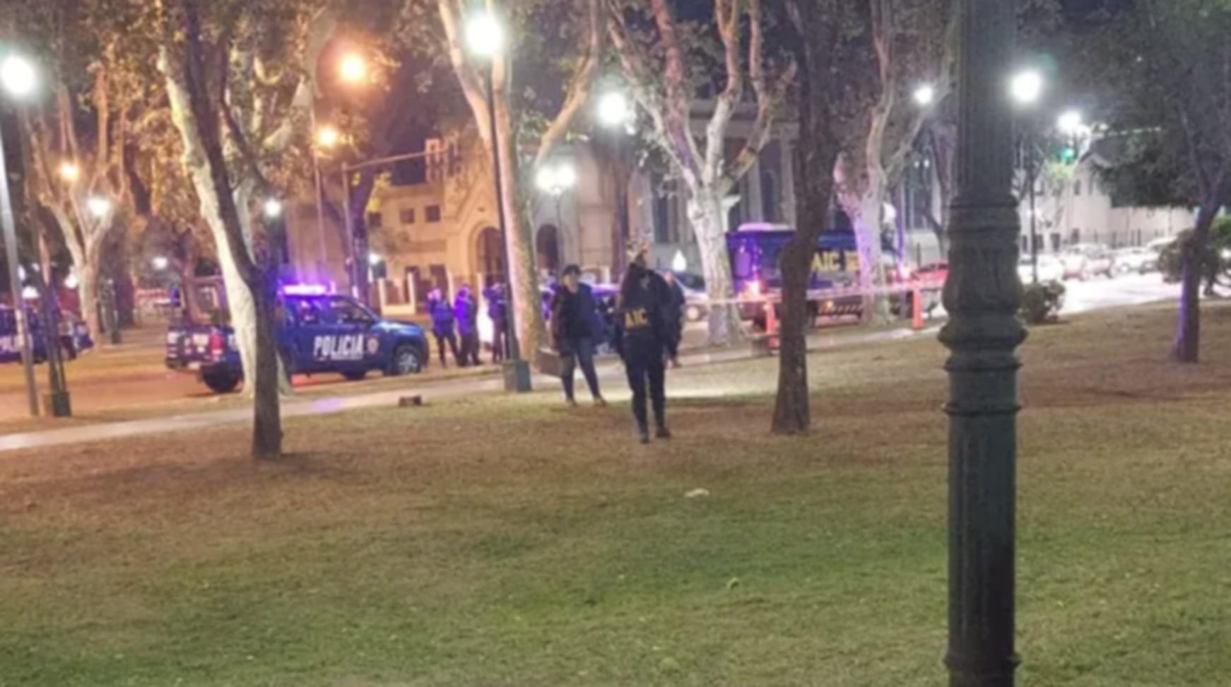 La escena nocturna en Rosario, con presencia policial y cinta de seguridad, ilustra el lugar de un homicidio por el que dos cuidacoches fueron condenados. (Diario La Capital de Rosario)