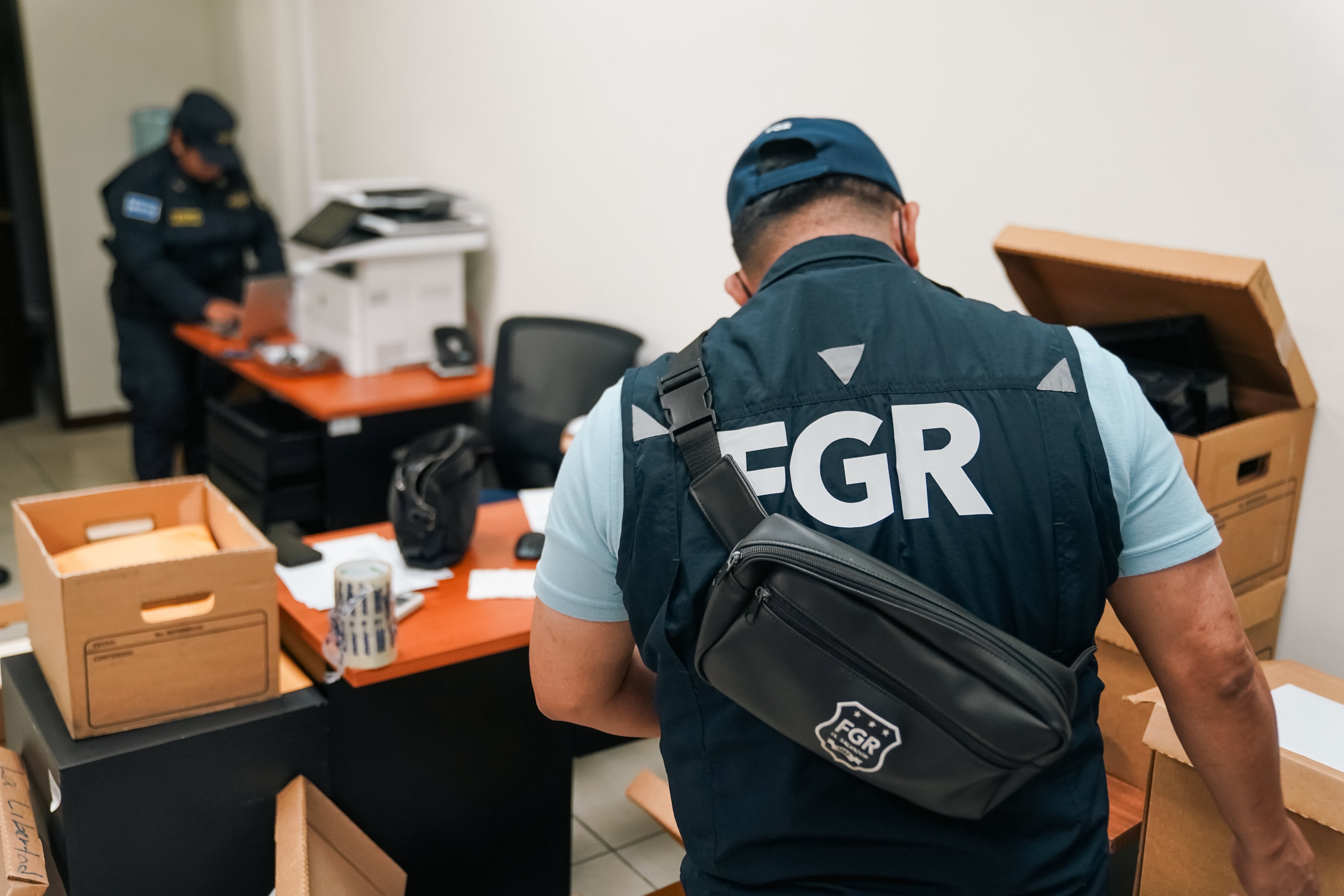 Las autoridades incautaron un teléfono celular, una computadora y un tarjetero durante la inspección de la estación de trabajo del imputado. (Cortesía: Fiscalía General de la República)