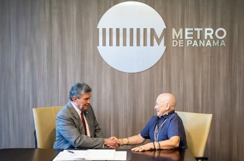 Representantes de Metro de Panamá y Doppelmayr Panamá firman el contrato del Teleférico de Panamá y San Miguelito. (Cortesía)