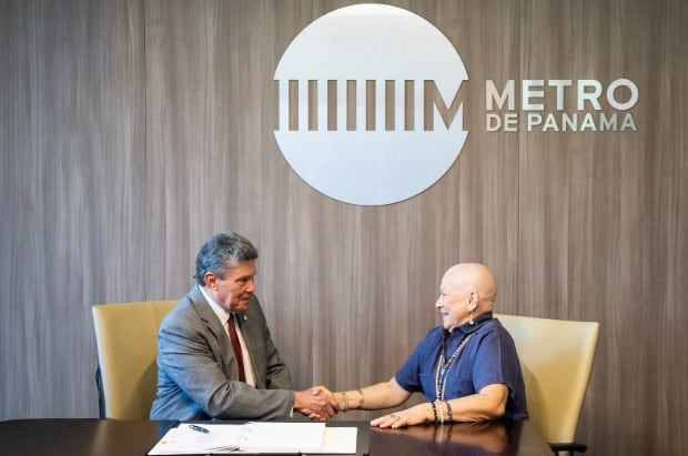 Representantes de Metro de Panamá y Doppelmayr Panamá firman el contrato del Teleférico de Panamá y San Miguelito. (Cortesía)