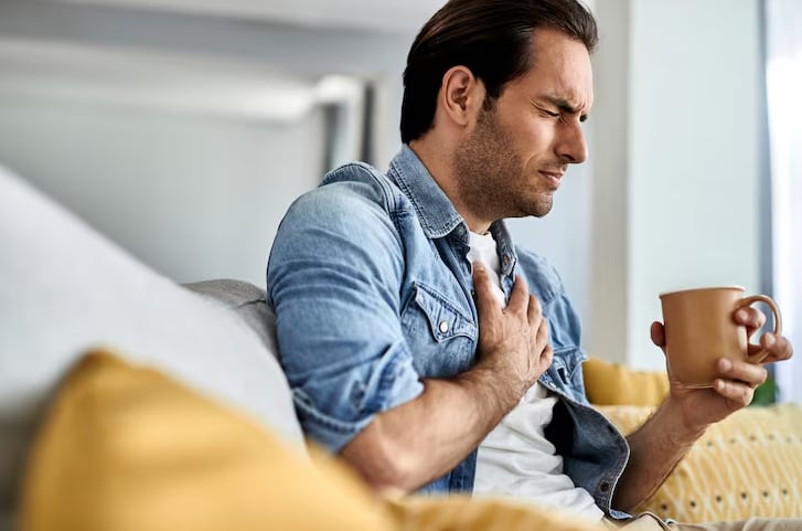 Recuperar horas de sueño los fines de semana reduce riesgos cardíacos, aunque no revierte por completo los efectos negativos de la privación crónica (Freepik)