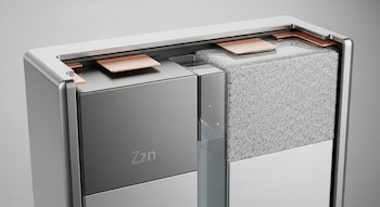 Vista en sección transversal de una batería de zinc-ion, mostrando capas internas, terminales de cobre y un material granular gris. Las letras 'Zzn' son visibles.