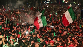 Marea tricolor en el Ángel de la Independencia por el triunfo de México contra Corea en el Mundial