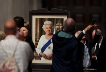 Una multitud se detiene junto a una imagen de la Reina después de participar en un Servicio de Oración y Reflexión, tras su muerte, en la Catedral de San Pablo en Londres, Gran Bretaña este 9 de septiembre de 2022 (Reuters)