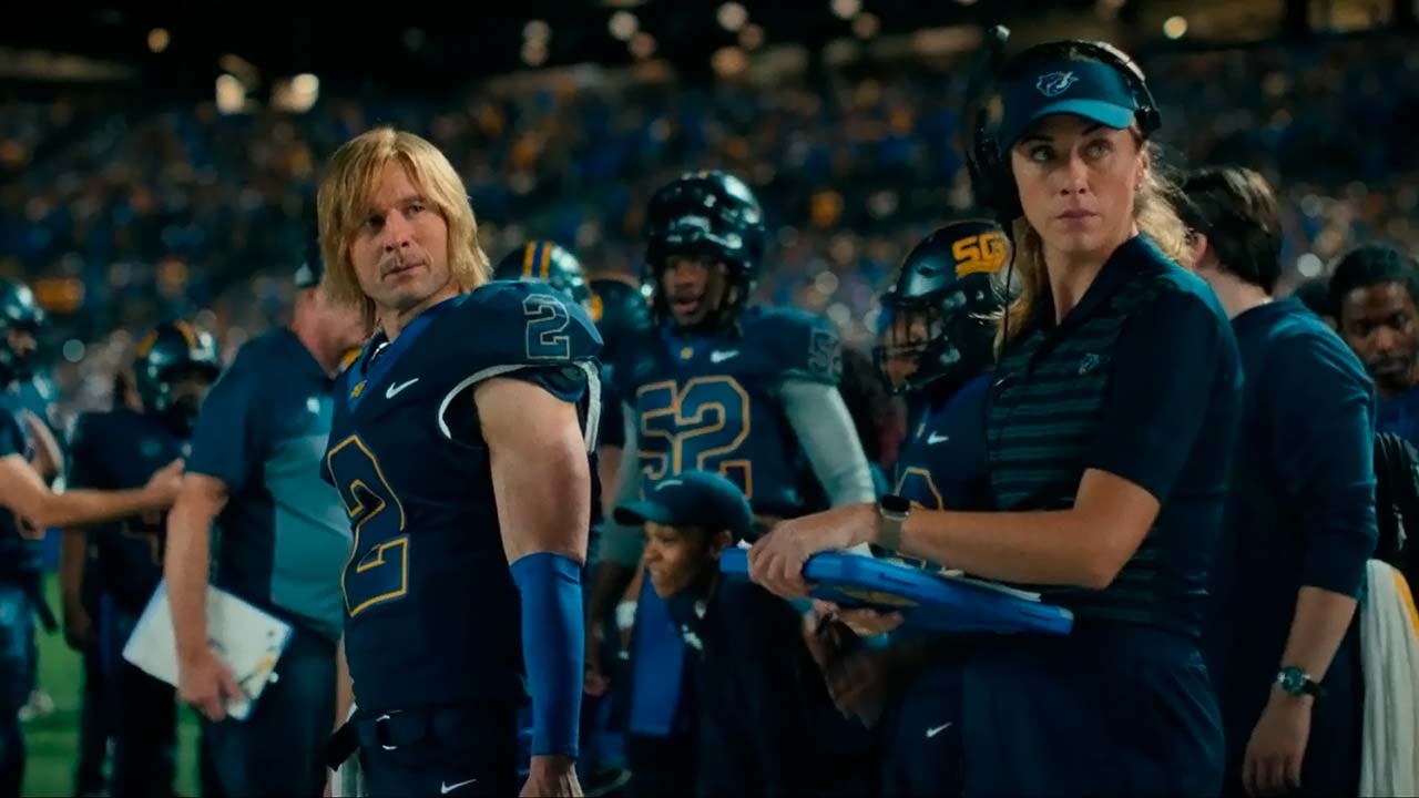 Glenn Powell se hace pasar por un 'quaterback' universitario en 'Chad Powers' (Disney+)