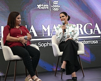 Milena Mayorga, Embajadora de El Salvador en los Estados Unidos y madre de Sophia y Charlie Monterrosa, participa en el conversatorio sobre el papel materno en el deporte salvadoreño. (Cortesía: Comité Olímpico de El Salvador)