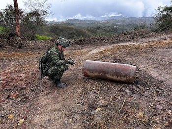 Destruyen explosivos en vías de