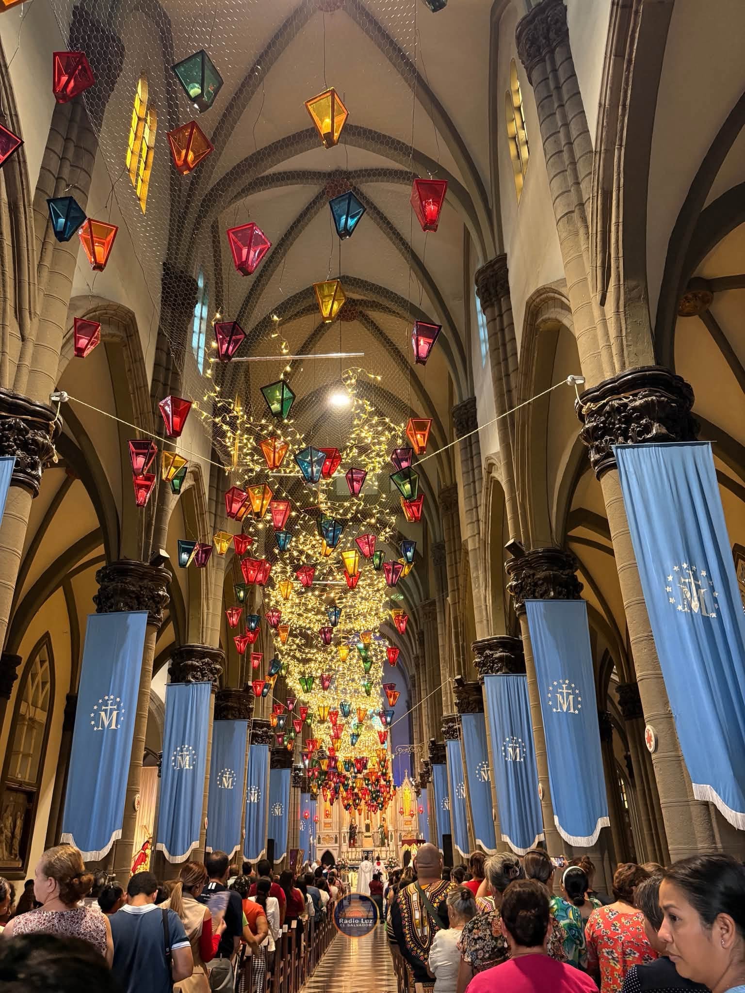 En el corazón del Cetro de San salvador, el emblemático templo de El Calvario también se une a la festividad con farolitos en honor a la Virgen María (Foto cortesía)