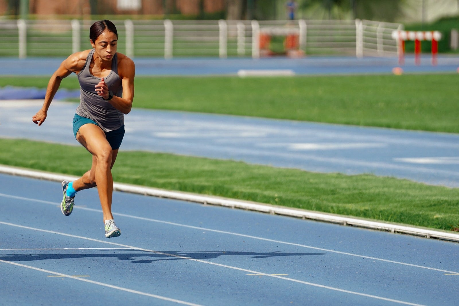 Lina Esther Licona fue segunda en los 400 metros planos y le entregó a la capital y a Colombia otra medalla de plata en los XIII Juegos Suramericanos Santa Fe 2026 - crédito IDRD