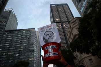 Una mujer lleva un cartel