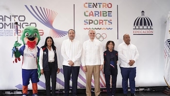 El ministro Luis Miguel De Camps recibe la antorcha de los Juegos Centroamericanos 2026 en Santo Domingo