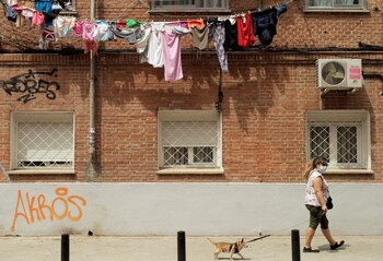 Una mujer pasea con su