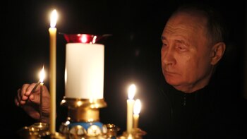 El presidente ruso, Vladímir Putin, enciende una vela en memoria de las víctimas de un ataque a la sala de conciertos Crocus City Hall, en un día de duelo nacional, en Rusia, el domingo 24 de marzo de 2024. (Mikhail Metzel, Sputnik, Kremlin Pool Photo vía AP)