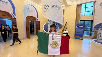 Alumna de prepa en Morelos recibe reconocimiento especial en la Olimpiada Internacional de Matemáticas en China