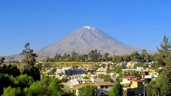 El volcán Misti sobre Arequipa