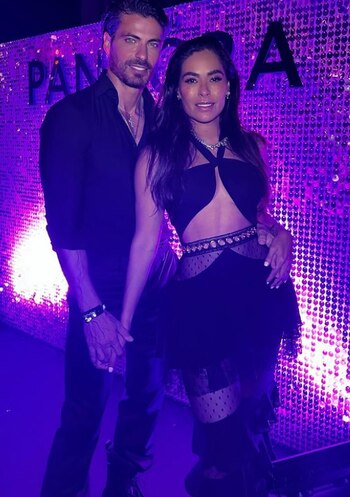 Tiene un romance con el