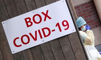 Una enfermera espera en la