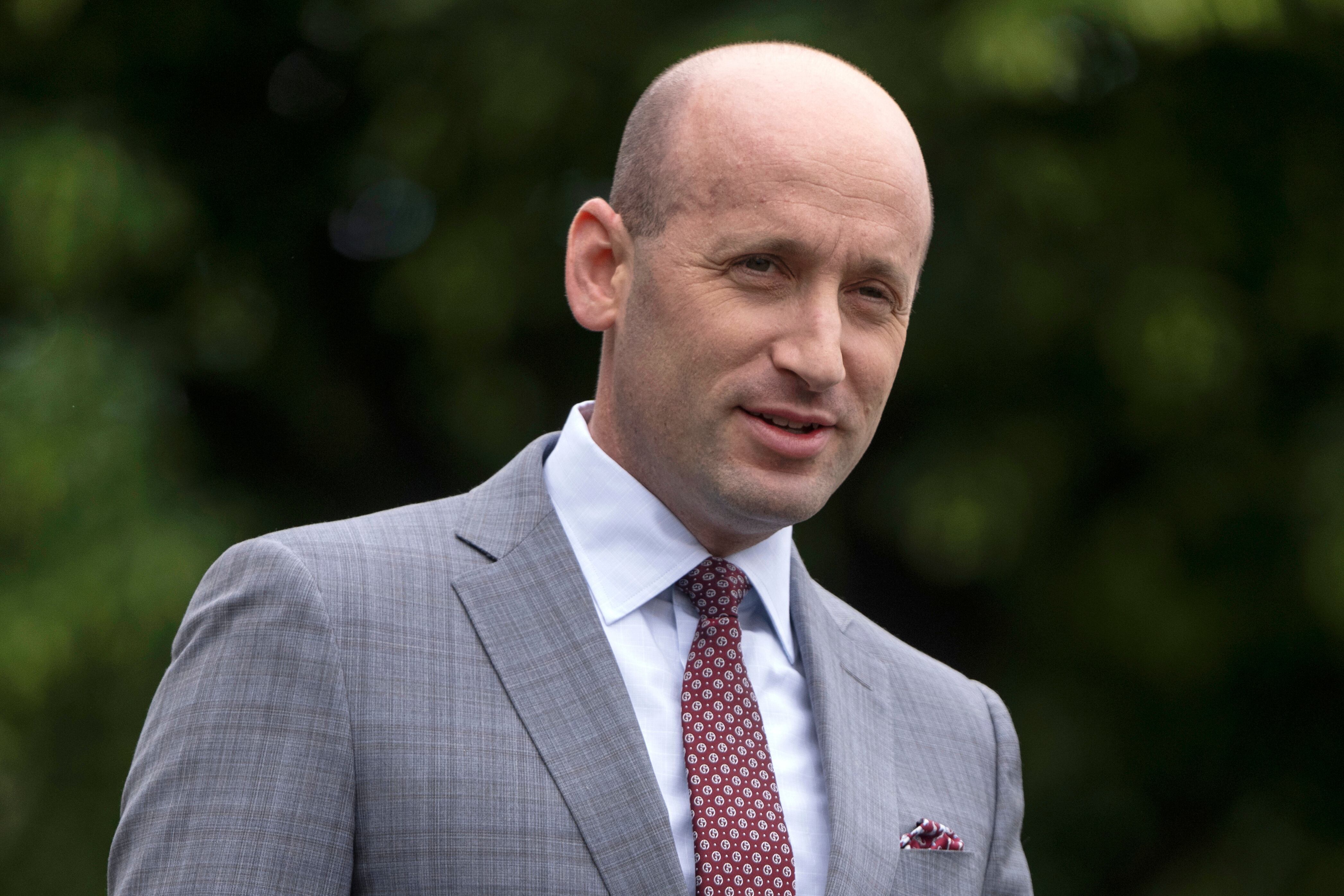 Stephen Miller, arquitecto de la política migratoria de Trump, impulsa la estrategia de redadas masivas en zonas urbanas. (AP Foto/Mark Schiefelbein)