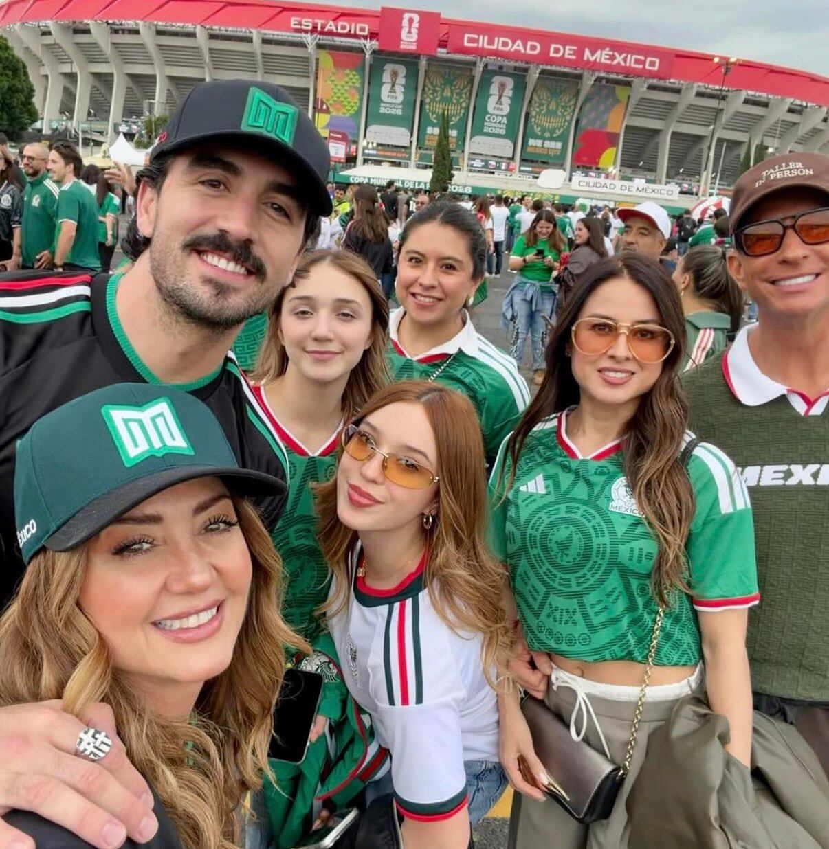 Asistieron al partido de la Selección Mexicana acompañados por sus respectivas parejas y sus hijas, Mía y Nina Rubín, en una convivencia familiar que llamó la atención de sus seguidores