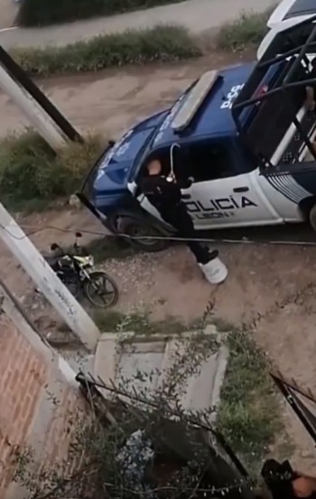 El presunto descuido de un elemento de León, Guanajuato, provocó reacciones de sorpresa y humor. (Captura de pantalla)