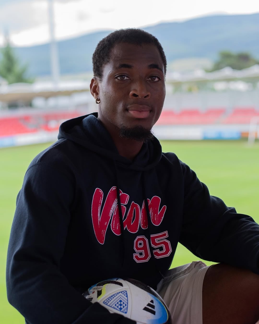 El nuevo refuerzo de Riestra, proveniente de la segunda división del fútbol eslovaco (Instagram: johnson_nsumoh1)