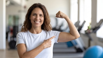 Los mejores ejercicios “para mujeres” para tonificar el brazo en el gimnasio