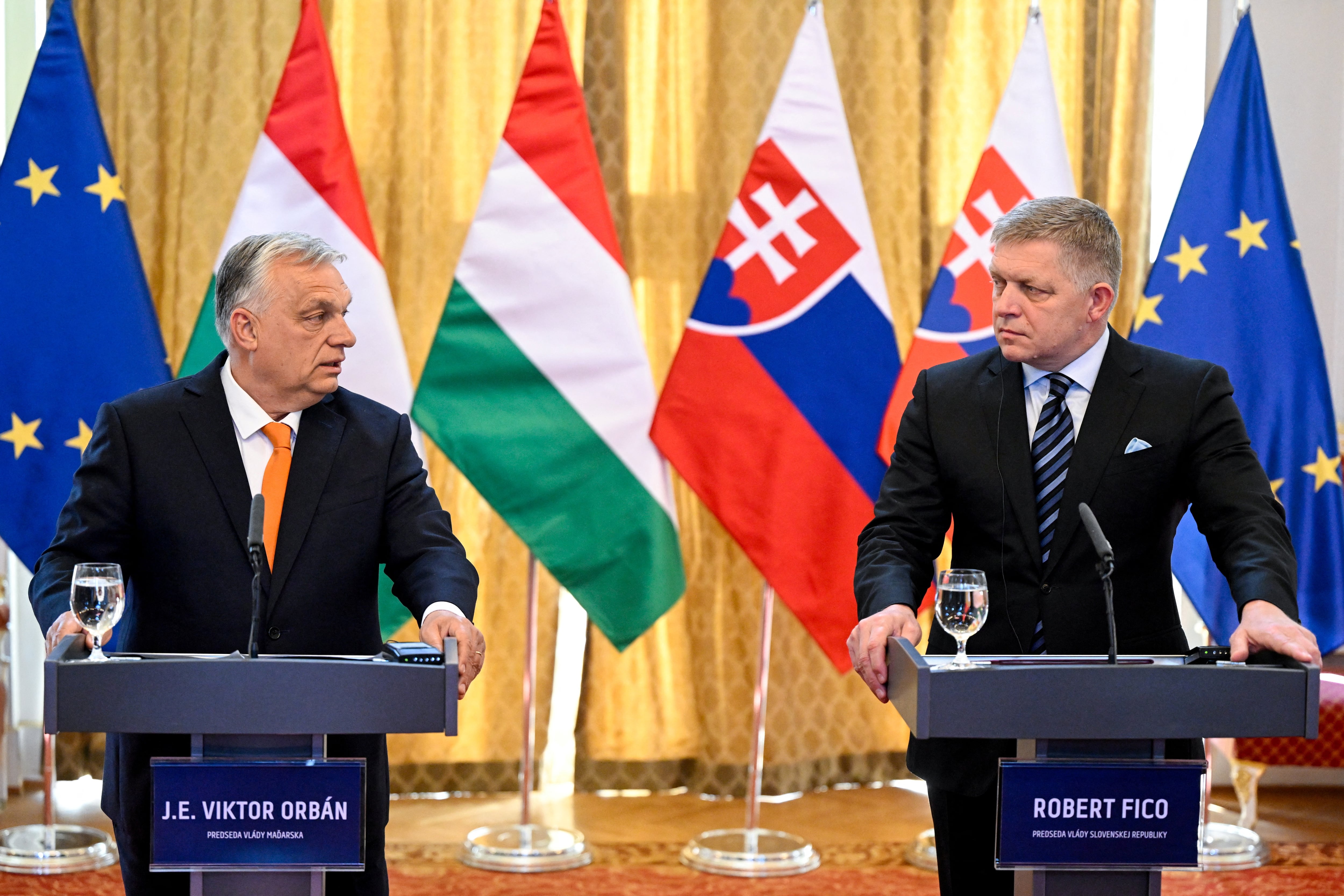 El primer Ministro de Eslovaquia, Robert Fico, y su homólogo húngaro, Viktor Orban, asisten a una conferencia de prensa en Bratislava, Eslovaquia, el 28 de abril de 2025. REUTERS/Radovan Stoklasa