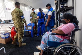 Una persona espera ser atendida por médicos voluntarios este lunes, en el hospital de campaña de El Salvador en Catia La Mar (EFE/Miguel Gutiérrez)