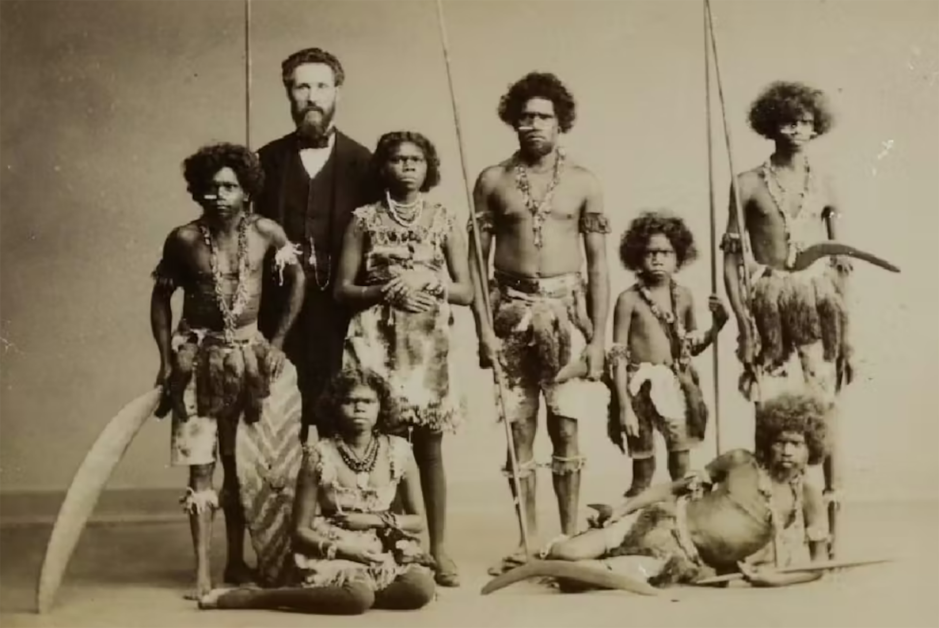 Roland Bonaparte, Australianos en Folies Berger. 1885. Archivo de la Soc. anthropologique de Paris, déposées au Muséum national d’Histoire naturelle 155_08_0096