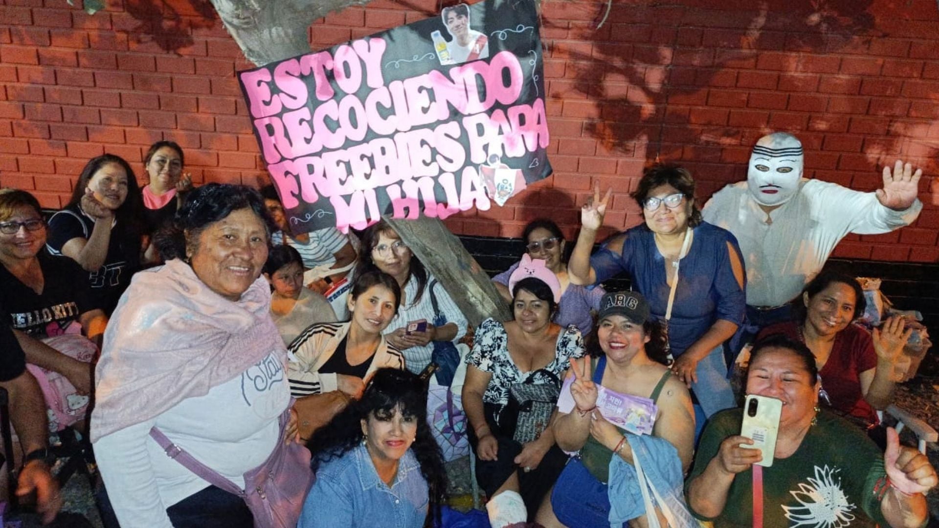 BTS: papá, abuelita y el enmascarado del Cusco entre lo más curioso que nos deja la previa del show de la banda coreana en Perú. Infobae Perú: Paula Díaz