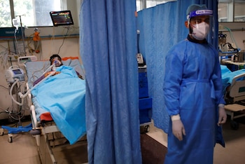 Un paciente padeciendo afecciones respiratorias por coronavirus