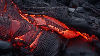 La lava volcánica que se