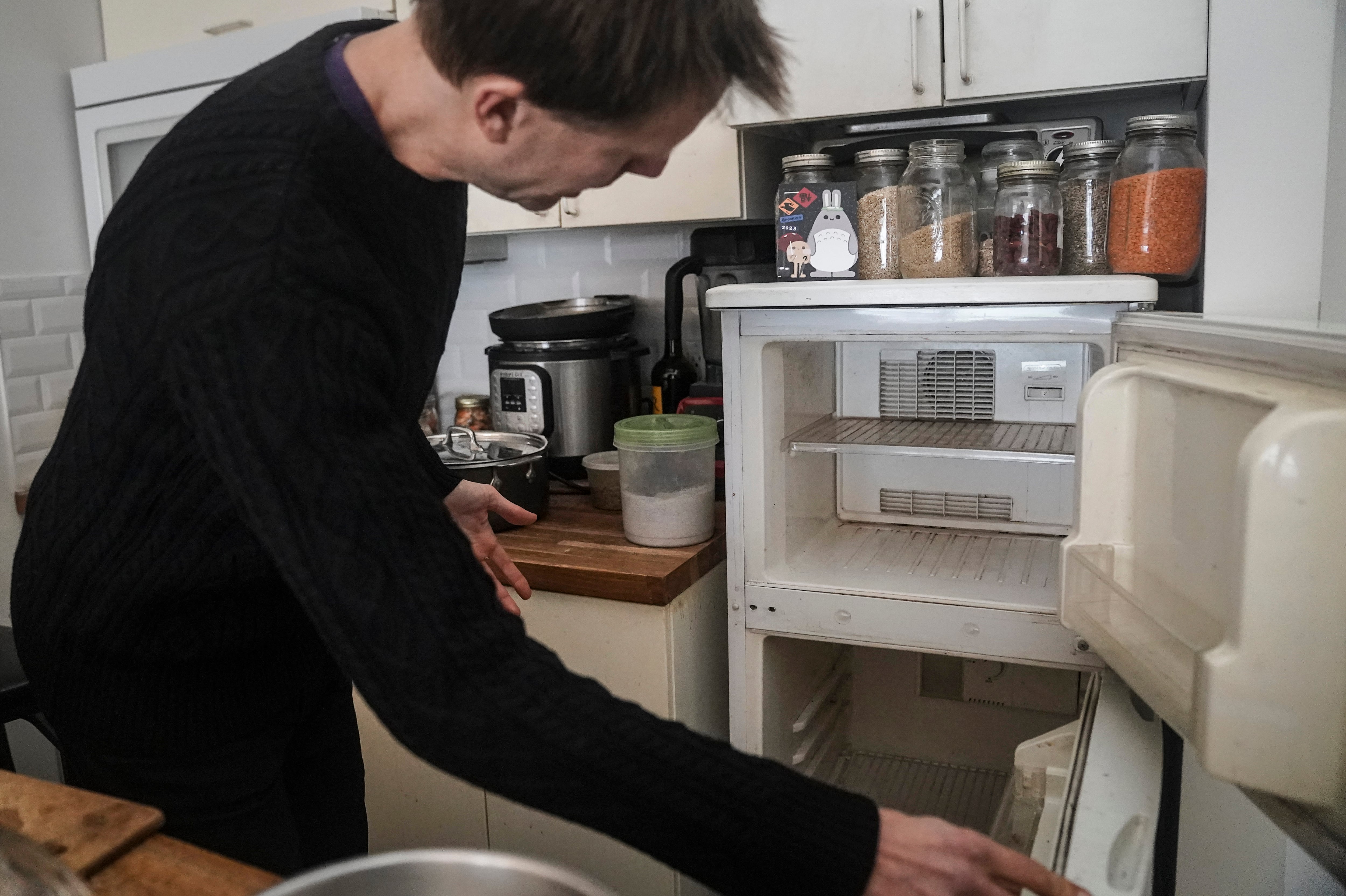 Enel Colombia recomendó ajustar la nevera entre 3 °C y 5 °C, revisar los empaques y dejar espacio para su ventilación para reducir el consumo eléctrico - crédito Bebeto Matthews/AP